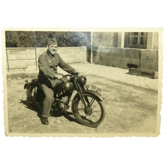 Soldado de la Wehrmacht con la motocicleta NSU. Espenlaub militaria